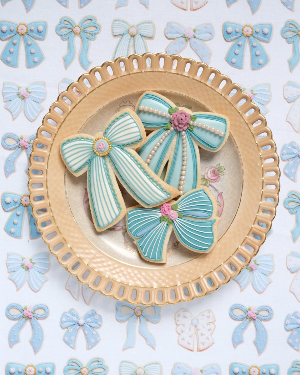 アイシングクッキープリントの生地が有輪商店さんから発売中です♡

🎀 Ribbon Grace 🎀

アンティークマーケットで集めた、お気に入りのリボンコレクションをイメージしたデザインです。
薔薇のカボションやパールの装飾など、ひとつひとつ可愛く仕上げました💠

item.rakuten.co.jp/yuwashoten/kne…