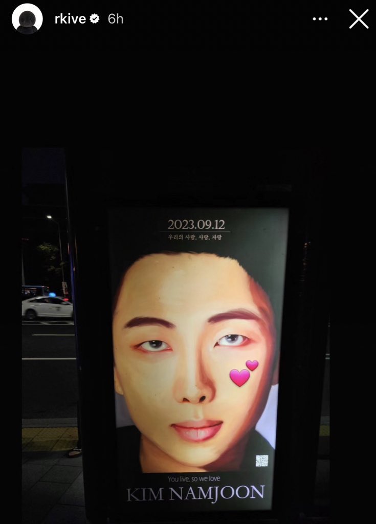 btsfanart_seoul's tweet photo. 정국과 남준이 알아보고 인스타 스토리에 올렸던 버스정류장 앞 그 그림. 저희 전시에서 감상하실 수 있어요! 참여 작가는 artistkiru 
#rm #jungkook #남준이 #bts #버스정류장그그림 #btsfanart #아포방포 #방탄소년단 #presenceinabsence https://t.co/OZvQPB3Olg