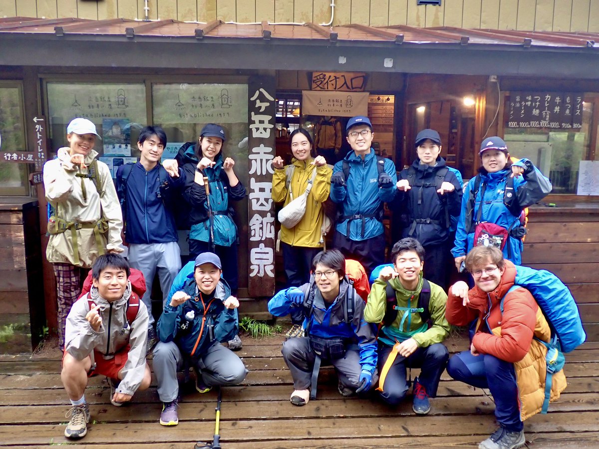 poolo_climbing's tweet photo. 【登ってきたよ】八ヶ岳最高峰⛰️赤岳！

雨がしとしと降り続く中、足を滑らせないように慎重に登りました。頂上は寒かったね！

山小屋にいる時間も長く、ネットが通じづらい環境で、みんなでボドゲをしたり、漫画を読んだり、お話ししたり、有意義に過ごせました！ https://t.co/uYqePi1kVo