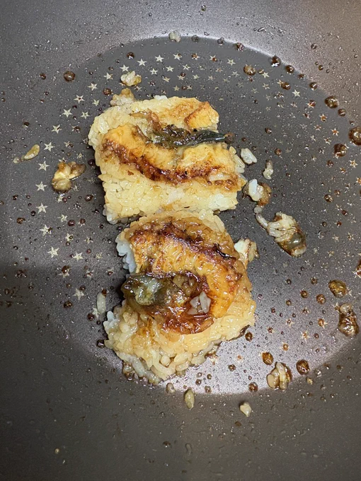 お寿司冷蔵庫に入れたらお米固くなっちゃうというのをすっかり失念して悲しい食感になっちゃってたのですがちょうどウナギのお寿司だったので焼いて復活させた