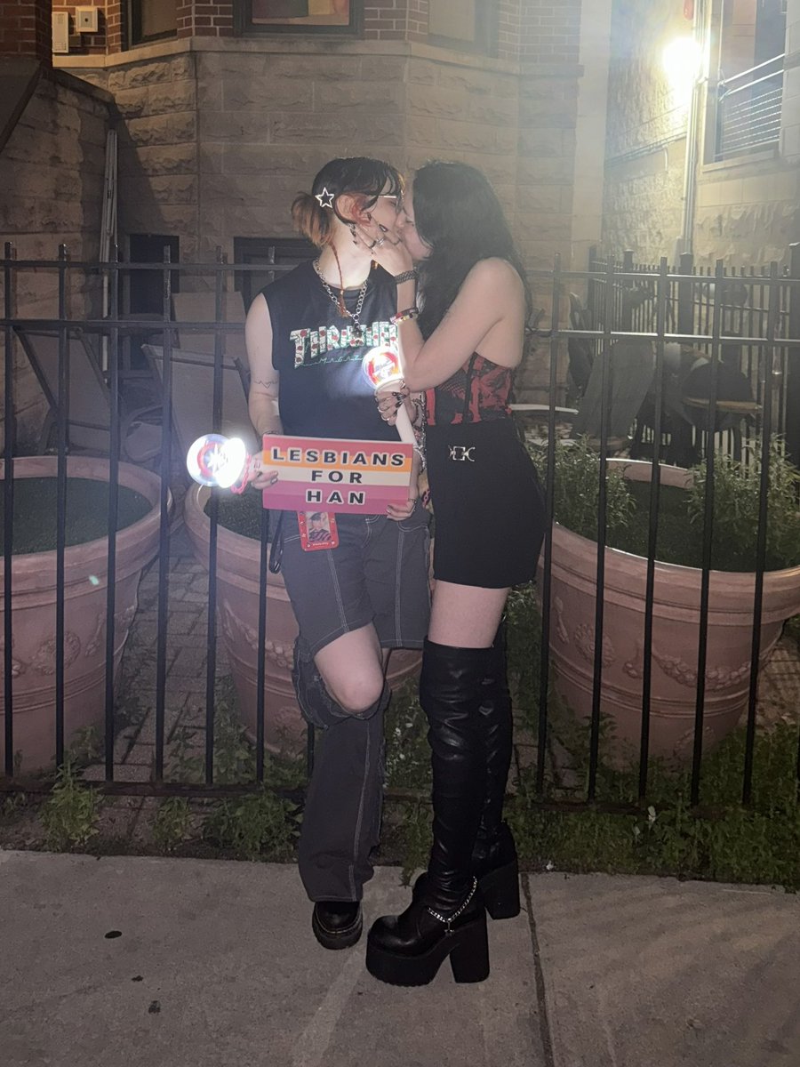 cherryixiang's tweet photo. lesbians for han (and lee know) 🧡🤍🩷 https://t.co/q2aTrn09OC