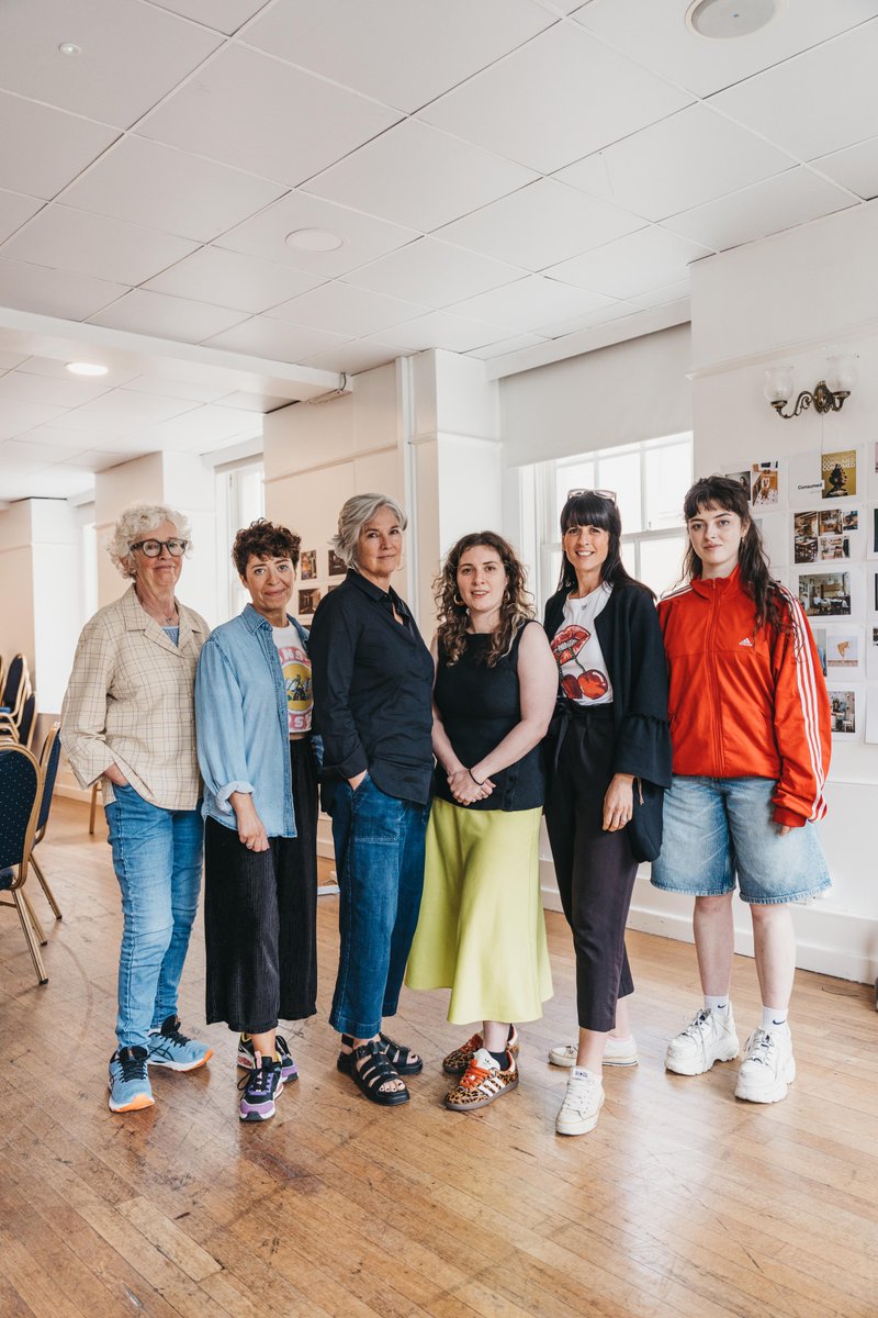 Introducing team Consumed #TravFest25 - (L-R) Julia Dearden as Eileen, Caoimhe Farren as Jenny, Andrea Irvine as Gilly, playwright Karis Kelly, director Katie Posner, Muireann Ní Fhaogáin as Muireann.

🏆 Women’s Prize for the Playwriting 2022
Book now: traverse.co.uk/whats-on/event…