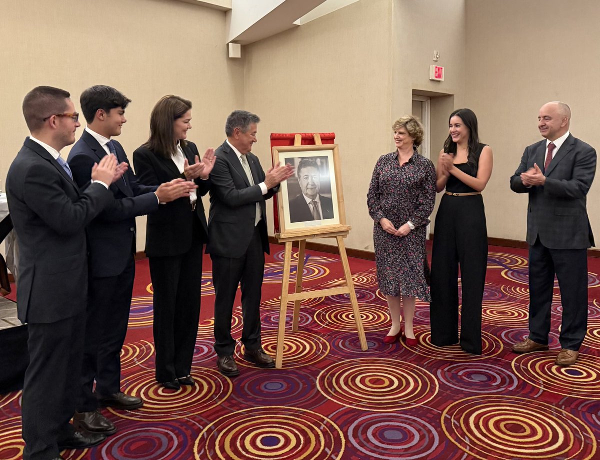 26JN25. Tuve el honor de presentar la “Laudatio” dedicada a  Víctor Olea, en la Asamblea de Asociados de la BMA, con motivo de la develación de su fotografía como Expresidente del Colegio. Gran trabajo de Ana Ma. Kudisch como Presidenta de la BMA. Enhorabuena.