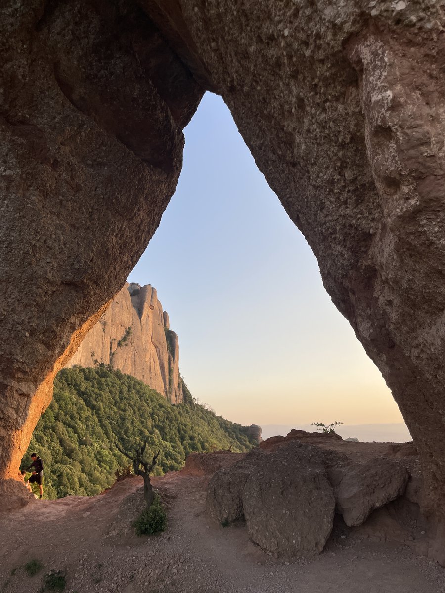 FSerra77's tweet photo. Bonica excursió de tarda cap a La Roca #Foradada amb companys docents de l'Institut Pius Font i Quer. El patrimoni natural del @PNMontserrat és una meravella. #Montserrat #Bages #CatalunyaCentral https://t.co/HGLJROpvM0