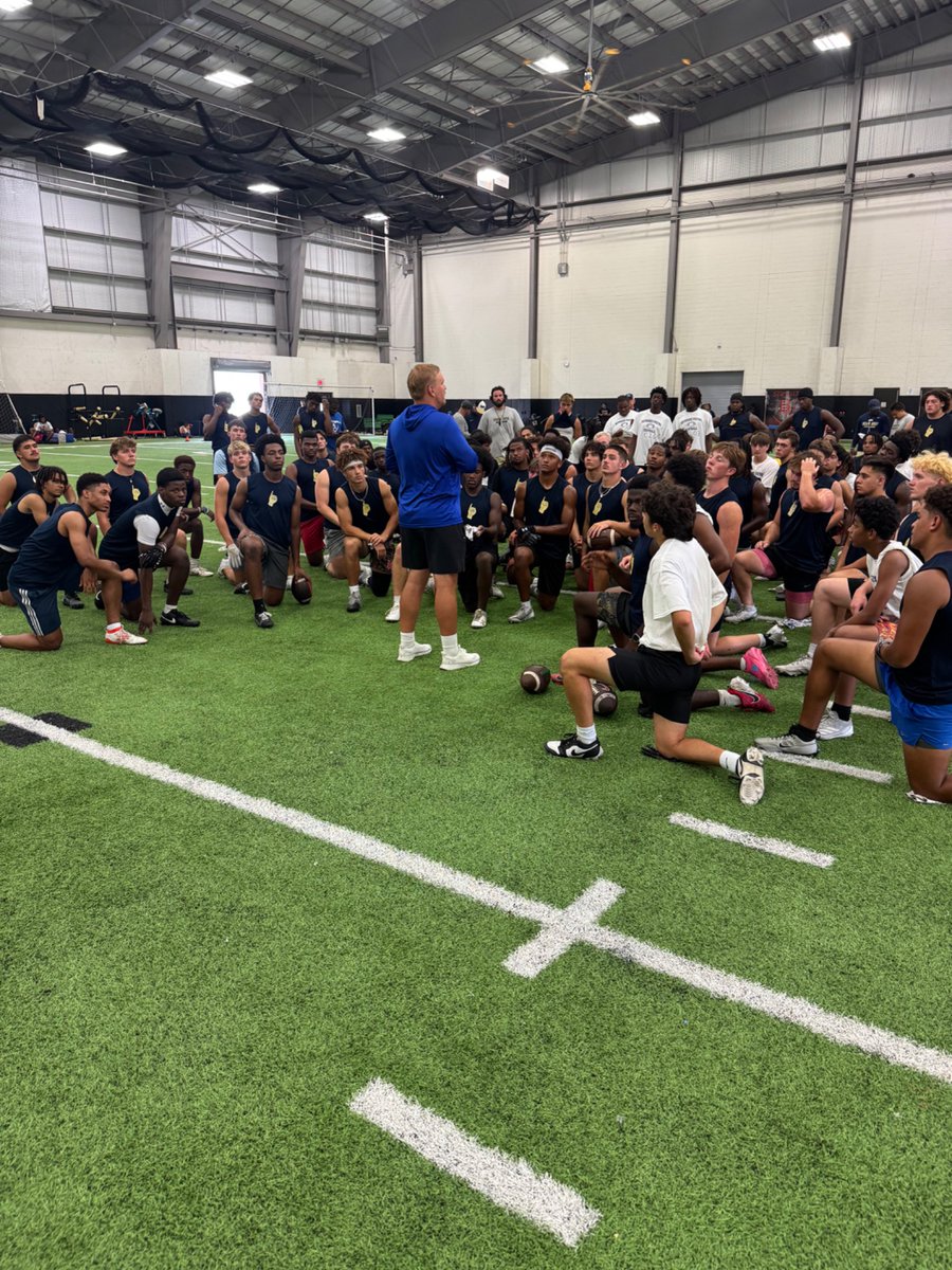 CoachGipson11's tweet image. Great to see former YellowJacket Coach Nick Holt at the final stop on the 2025 @HPUFootball Camp Circuit! 

It was a great camp season - super proud of our staff! 

Is it really camp season if you don’t stop @Dairy_Palace?

We will be back in 2026!

#StingEm
