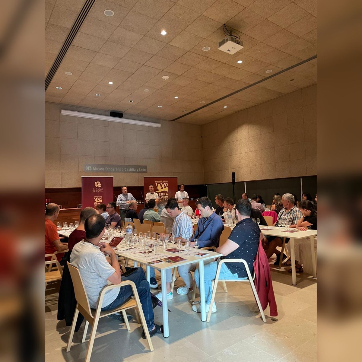 Vinosdezamora's tweet image. El 24 de junio nuestro sumiller dirigió una cata con los vinos de El Soto (DO Tierra del Vino de Zamora). Malvasía, Tempranillo y un público entregado 🍷
¿Tú también quieres cata? En La Zepa o donde digas, nos llevamos el vino contigo.

#CataDeVinos #Malvasía #Tempranillo