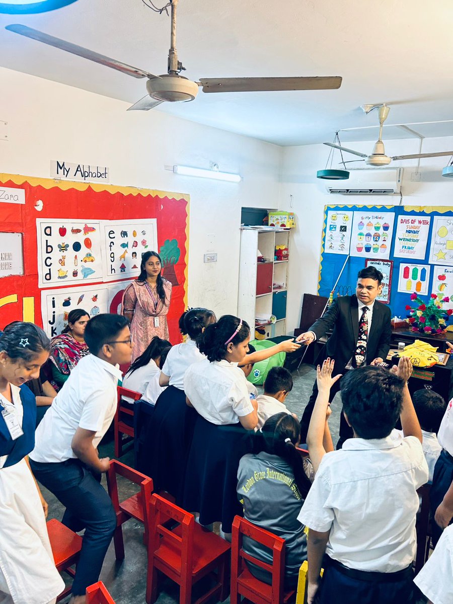 omarsharif81's tweet image. 👩👩👧👧Class party Magic Show🪄!!!
🏫London Grace International School Dhaka, Bangladesh🇧🇩
🔍To know more search Google Images:- School's class party Magic Show top Magic entertainer Omar Sharif Dhaka Bangladesh
#Magician_Omar_Sharif #School_Class_Party #Magic_Show #Dhaka_Bangladesh