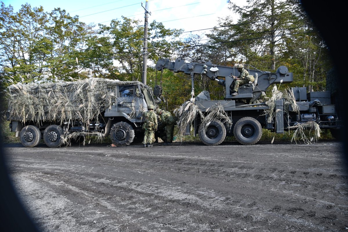 1log_nerima's tweet image. 第1整備大隊火器車両整備中隊です。
本日の投稿は車両の回収についてです。
訓練の場を活用し、故障車両の回収要領を練成しました。
頼れる車両整備員となれるよう、仲間と共に頑張ります。
#1後支 #レッカー