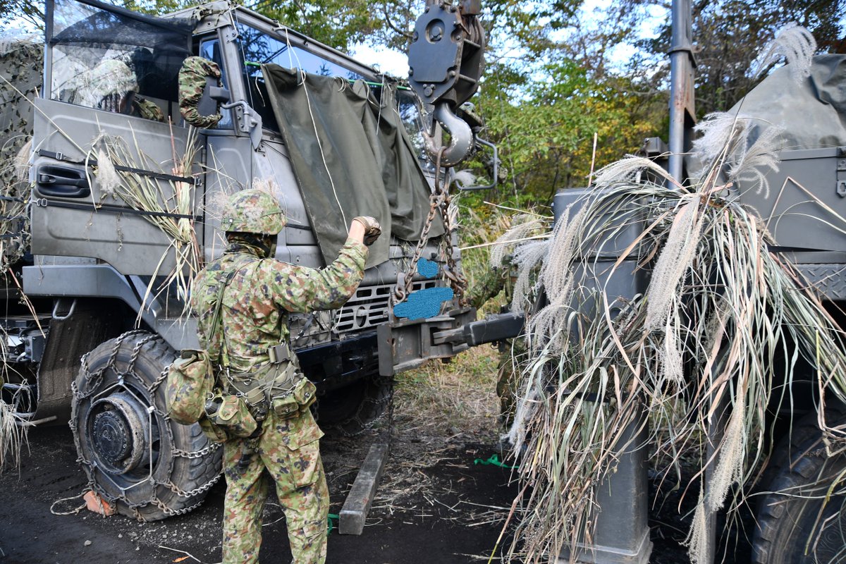 1log_nerima's tweet image. 第1整備大隊火器車両整備中隊です。
本日の投稿は車両の回収についてです。
訓練の場を活用し、故障車両の回収要領を練成しました。
頼れる車両整備員となれるよう、仲間と共に頑張ります。
#1後支 #レッカー