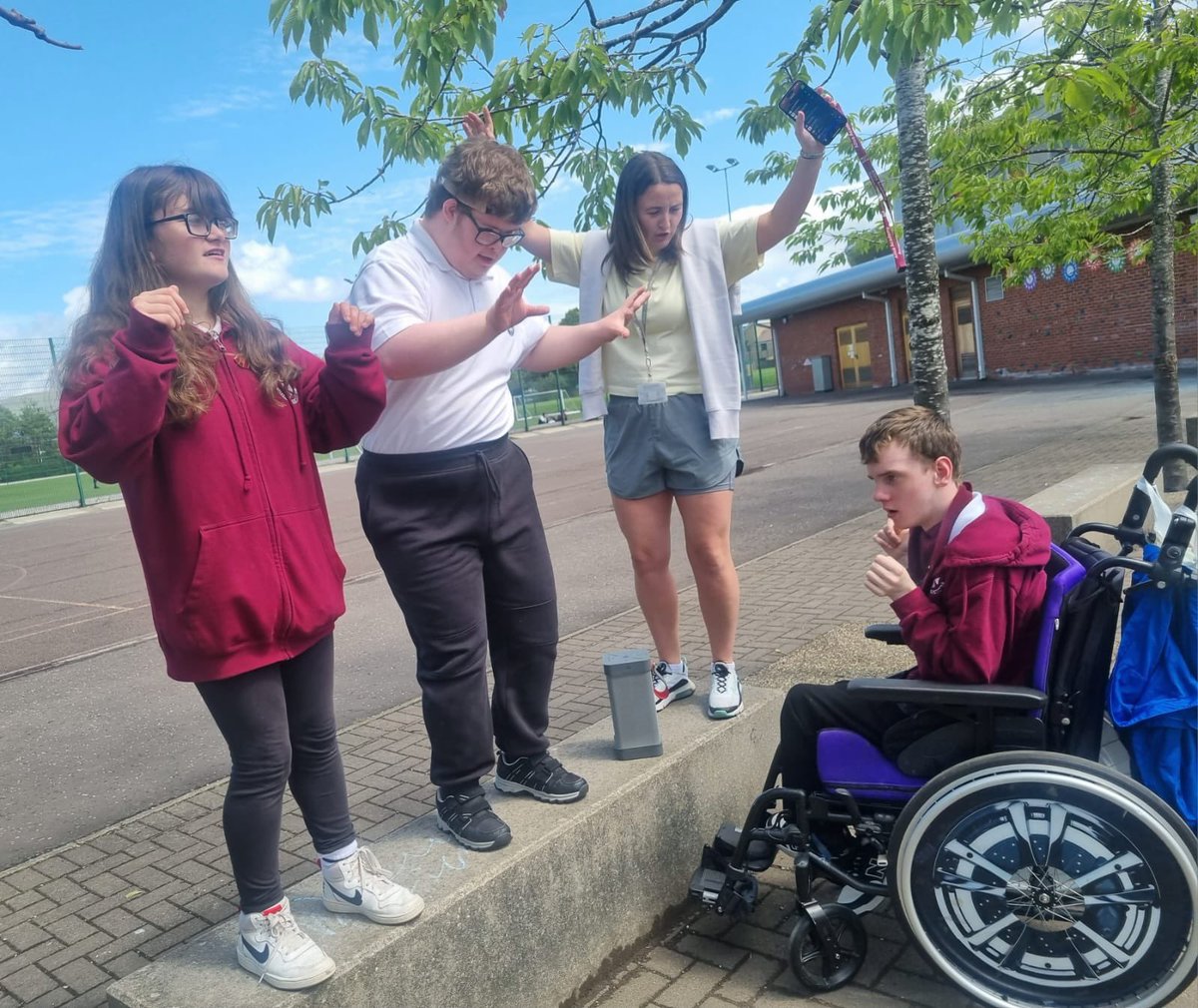 AlloaEASN's tweet image. A group of our pupils had the best time helping Carly choose the tunes for our end-of-term party! So much fun, laughter and brilliant song suggestions all round! @AlloaAcademy @CL_sport_ #EndOfTermVibes #PupilVoice