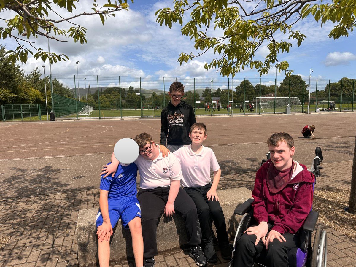 AlloaEASN's tweet image. A group of our pupils had the best time helping Carly choose the tunes for our end-of-term party! So much fun, laughter and brilliant song suggestions all round! @AlloaAcademy @CL_sport_ #EndOfTermVibes #PupilVoice