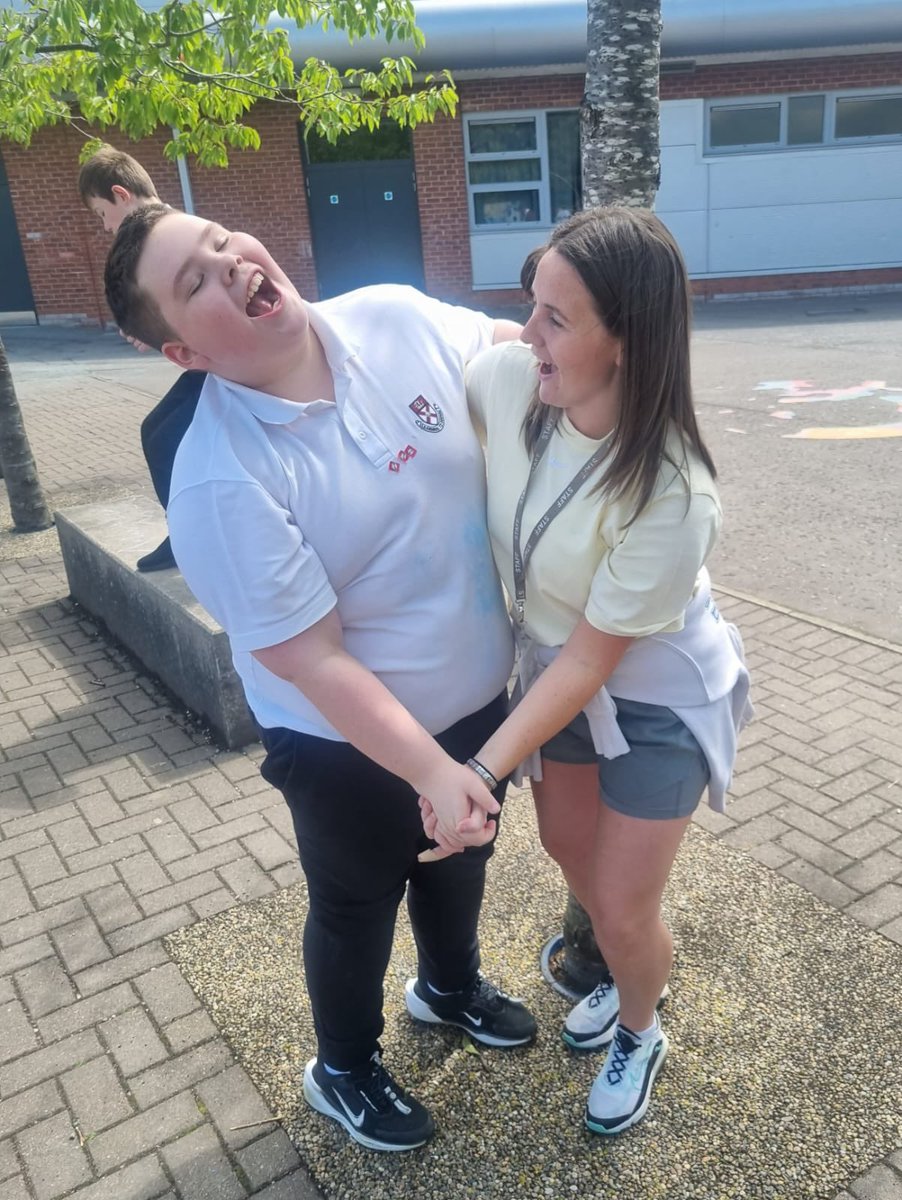 AlloaEASN's tweet image. A group of our pupils had the best time helping Carly choose the tunes for our end-of-term party! So much fun, laughter and brilliant song suggestions all round! @AlloaAcademy @CL_sport_ #EndOfTermVibes #PupilVoice