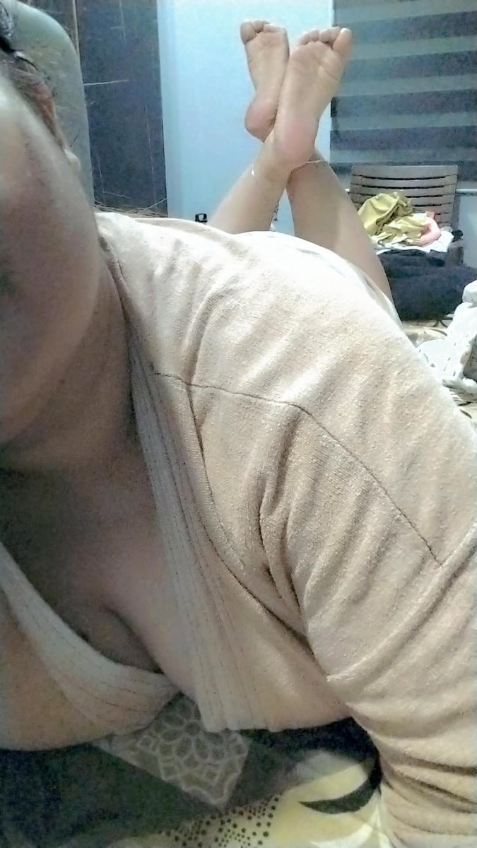 You pay for shopping, dinner, trips and night outs. But you don't get to even touch me💅
Only alpha males have that privilege. Still you are madly in love with me, willing to do everything I ask you💕
So goon, send, and wait to lick that elixir, oozing Outta my tight lill pussy💸