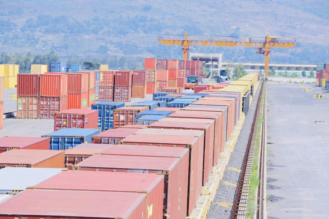TakeleUma's tweet image. We successfully repositioned a second round of  106 empty 20 ft containers from Djibouti to the  Indode Freight Yard —to expedite coffee and cereal export!

These containers will soon be filled with premium coffee, cereals, and other export commodities , supporting our local…