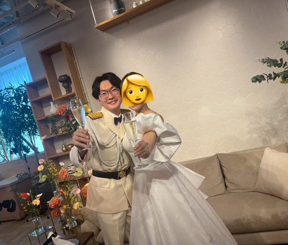 1log_nerima's tweet image. 5月某日、第1整備大隊で訓練陸曹として勤務しているT3曹が #結婚式 を挙行しました!みなさんは、#陸上自衛隊 の礼装を知っていますか?礼装には冬礼装と夏礼装があり、T3曹は白の夏礼装を爽やかに着こなしました!披露宴は、2人が企画していた催しものや余興で盛り上がりました