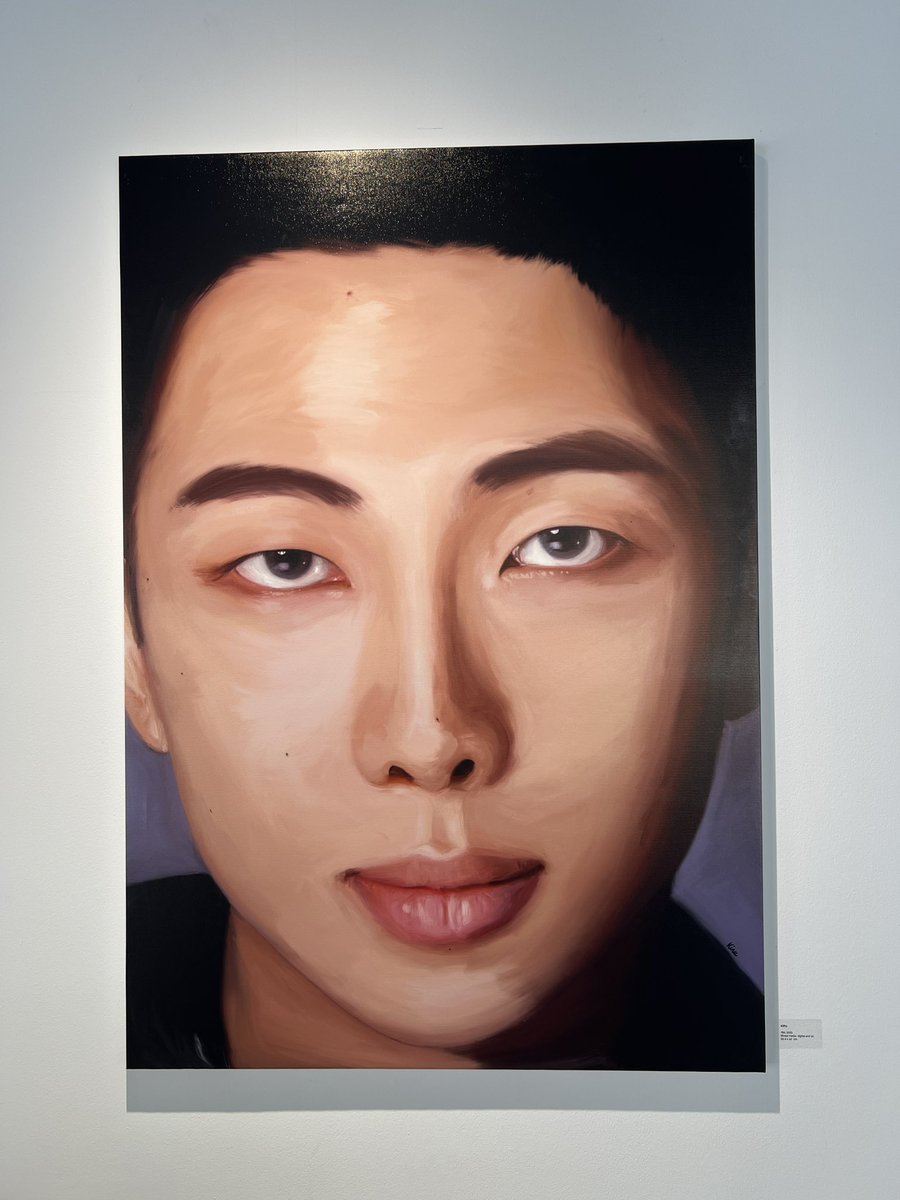 lovemoments96's tweet photo. @sunny_jus @btsfanart_seoul 또한 한남 버스정류장에서 미니모니가 마주쳤고 인스타에 올렸던 그 작품!!! 

실물이 여기에 있단 사실~! 

(남준아.. where are you now. miss you 🥲

#방탄소년단 #bts #btsfanart #bts팬아트 #부재속존재 #팬아트전시 #presenceinabsence
@btsfanart_seoul https://t.co/ckkDnTk80j