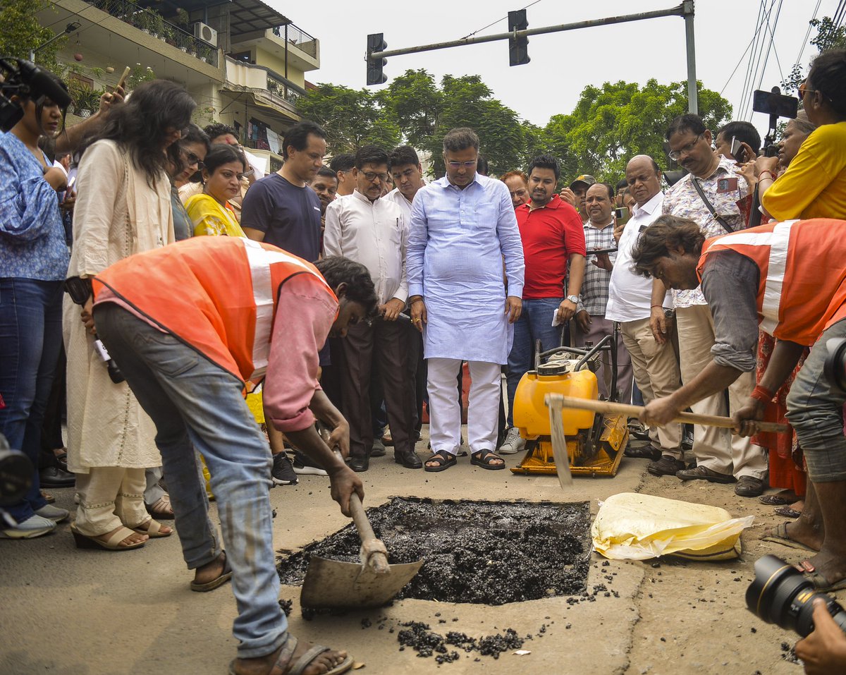 tech_feed2023's tweet image. 🚧 Delhi hits the fast lane on infrastructure!  
A record 3,400 potholes filled in a *single day*—that’s one every 25 seconds!  
A smoother ride ahead for the capital’s commuters. 🛣️✨  
#DelhiRoads #InfrastructurePush #PotholePatrol