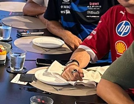 Al pelotudo de Charles se le cayó el agua JQJSJAJAJAJAJ