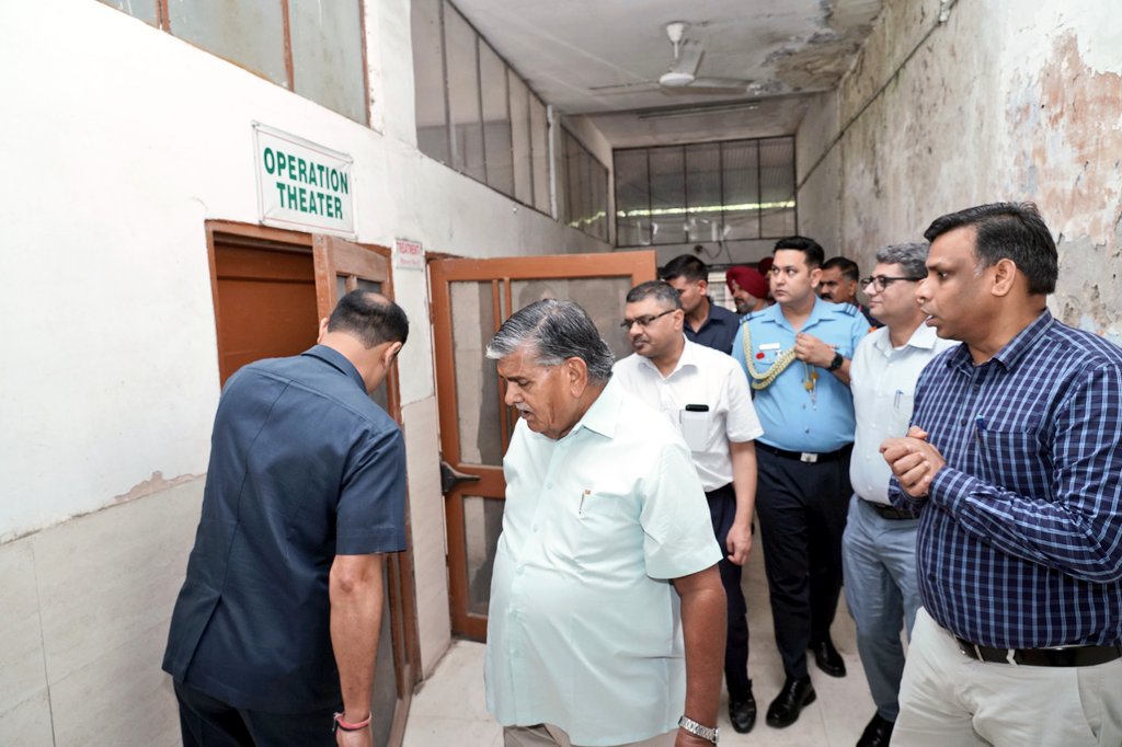 SPCA में बेजुबानों की बदहाली की खबरें प्रकाशित होने के बाद पंजाब के गवर्नर, चंडीगढ़ के प्रशासक गुलाबचंद कटारिया SPCA पहुंच गए।
वहां के हालत देखकर वो भी नाराज हुए। मौके पर ही अधिकारियों को फटकार लगाई और व्यवस्था सुधारने के आदेश दिए।

#Chandigarh