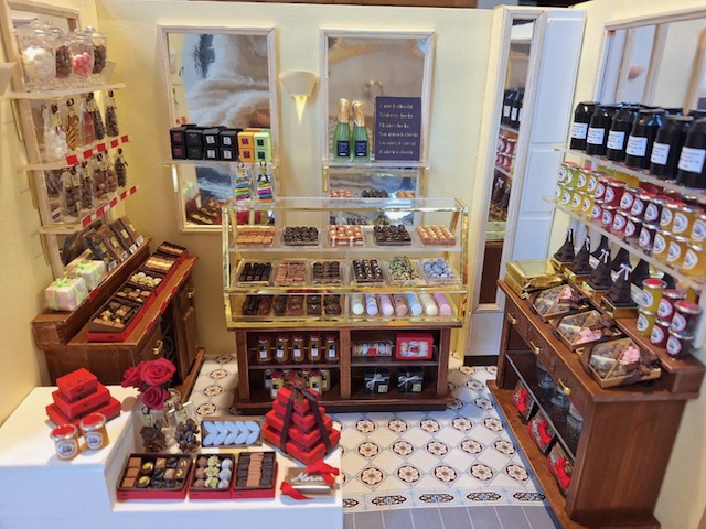 開催中の「ミニチュアチョコレートショップの街」より
16軒のショップをご紹介。
ミュージアムでぜひ実物をご覧ください。

1948年創業　ロワ（Roy）
パリ16区の高級住宅地のお店には国中からチョコの愛好家が集います。
シンボルカラーのオレンジのパッケージは上質の証。
＃チョコレートミュージアム