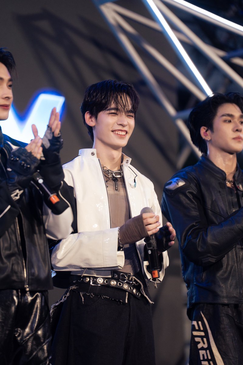 DEXXofficialTH's tweet photo. ประมวลภาพบรรยากาศงาน DEXX (Diverse Element of XX) 1st Single Debut "CLANG CLANG" Showcase 🔥💙

DEXX DEBUT STAGE 
#DEXX1stSHOWCASE https://t.co/c9tv8AHhCi