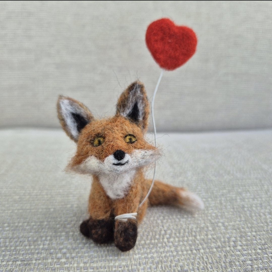 Add a touch of woodland whimsy to your home or gift a fox lover! This adorable needle felted fox, complete with a charming heart balloon, have been handmade with lots of love. 
Thank you! 🦊❤️
therockingfelter.etsy.com/listing/185101…
#FoxLovers #Fox #Foxes #Earlybiz #firsttmaster #ukmakers