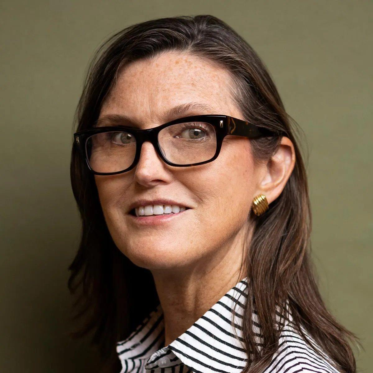 🚨 BREAKING: Cathie Wood di Ark Invest vende azioni Coinbase per 12,5 milioni di dollari mentre il titolo raggiunge il massimo storico di chiusura.