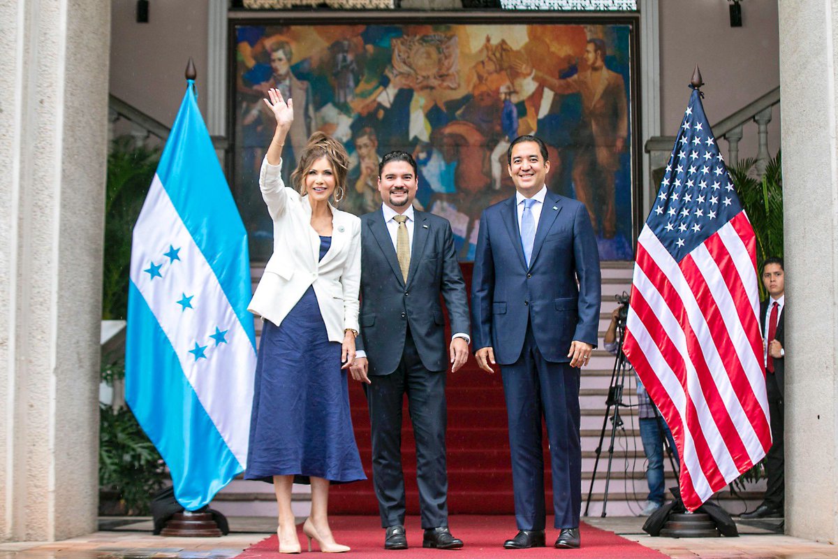 Agradezco la visita de la Secretaria de Seguridad de EE. UU., Kristi Noem. Dialogamos sobre temas de interés común y reafirmamos la voluntad de seguir fortaleciendo la cooperación entre nuestros países, en el marco del respeto y el entendimiento mutuo. Destacamos la agenda común
