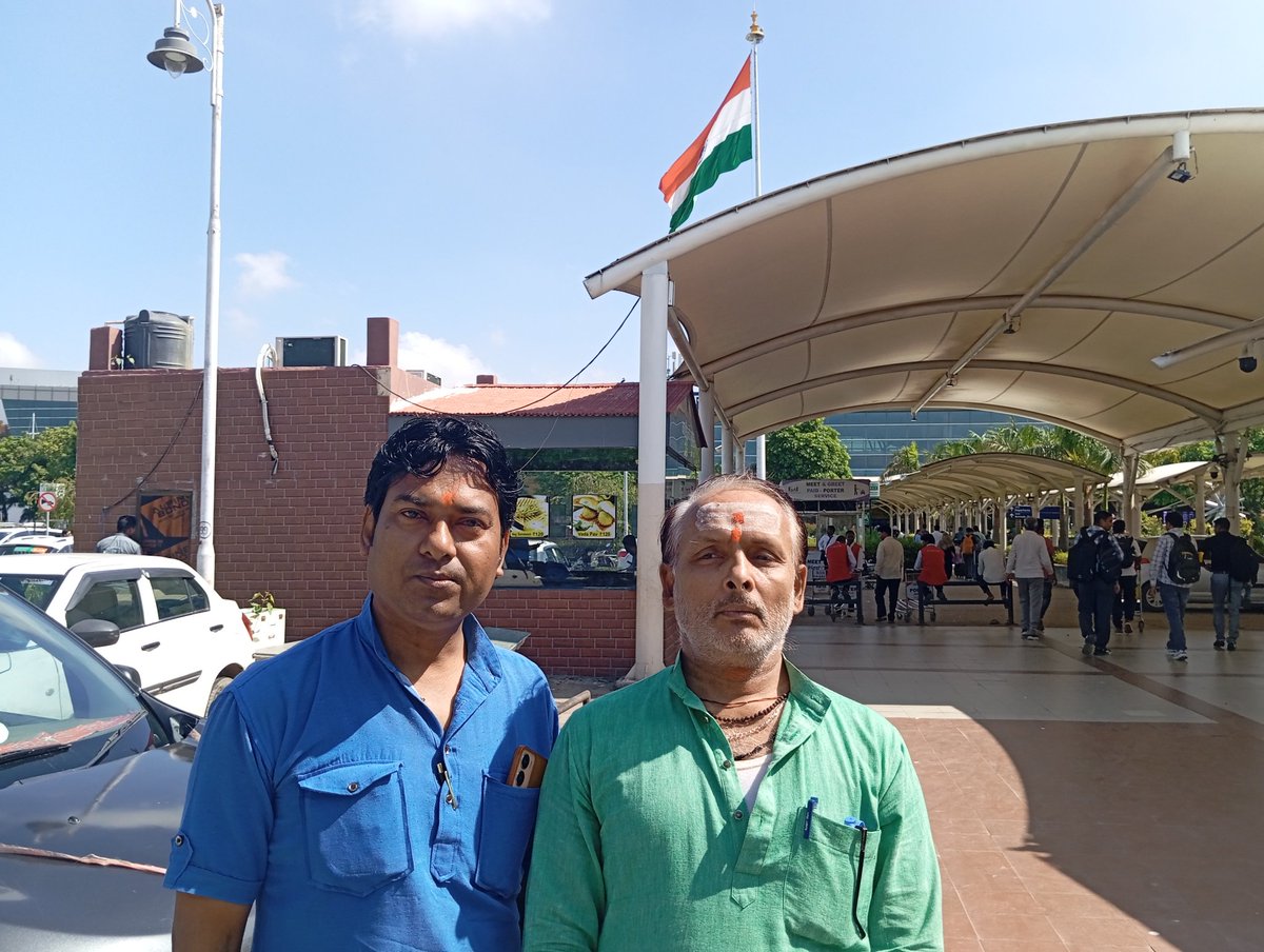 2012VED's tweet photo. आपको विदा किया पर मन में एक यादगार सुबह छोड़ कर चले गए लाल बहादुर शास्त्री अन्तर राष्ट्रीय विमान पत्तन बाराणसी डा कलिता जी आप की यात्रा की मंगल कामना है 
हर हर महादेव https://t.co/taBIyAWWNf