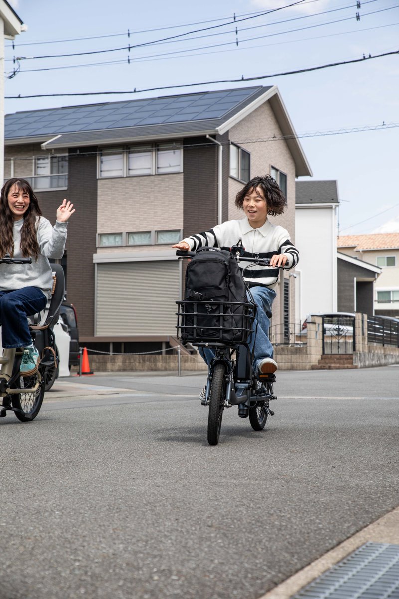 VELMO_mobility's tweet photo. VELMO PICO
¥129,800 (税込)

小学生の息子が、はじめての電動アシストデビュー。
ドキドキしながら走り出した5分後、
「ねえママ、もっと遠くまで行こうよ」だって。
成長の一歩を、PICOと一緒に。

📍詳細はプロフィールから

#VELMO #PICO #ベルモ #ピコ #ベルモピコ
#電動アシスト自転車 #自転車 #折りたたみ自転車
#輪行 #ミニベロ #ebike