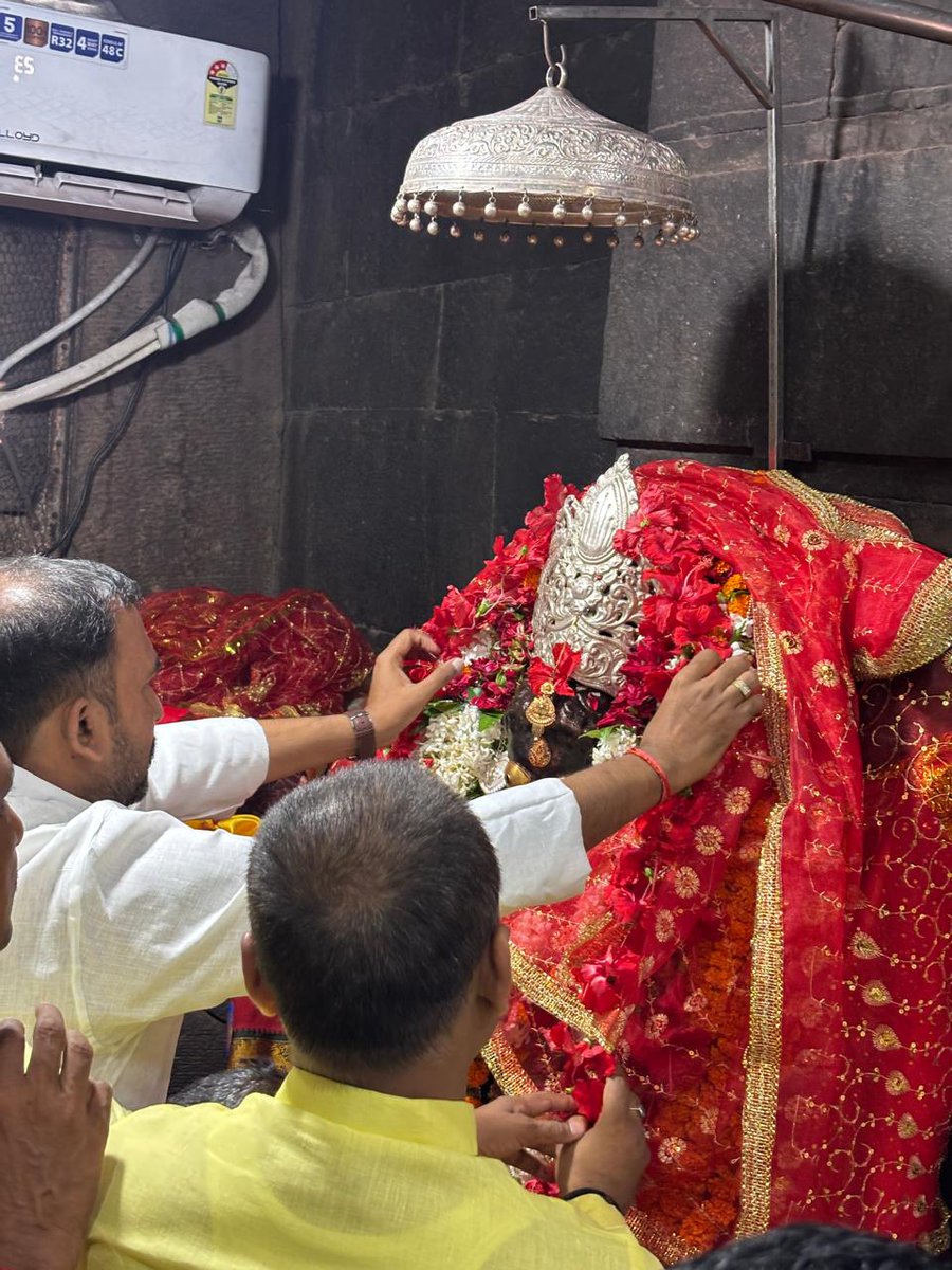 कैमूर जिले के पवित्र पंवरा पहाड़ी के शिखर पर स्थित प्राचीन "माँ मुंडेश्वरी धाम" में आज माता के दर्शन और पूजा-अर्चना का सौभाग्य प्राप्त हुआ।
इस अलौकिक स्थल पर आकर आत्मिक शांति की अनुभूति होती है।
जय माँ मुंडेश्वरी!
#mantusinghmla