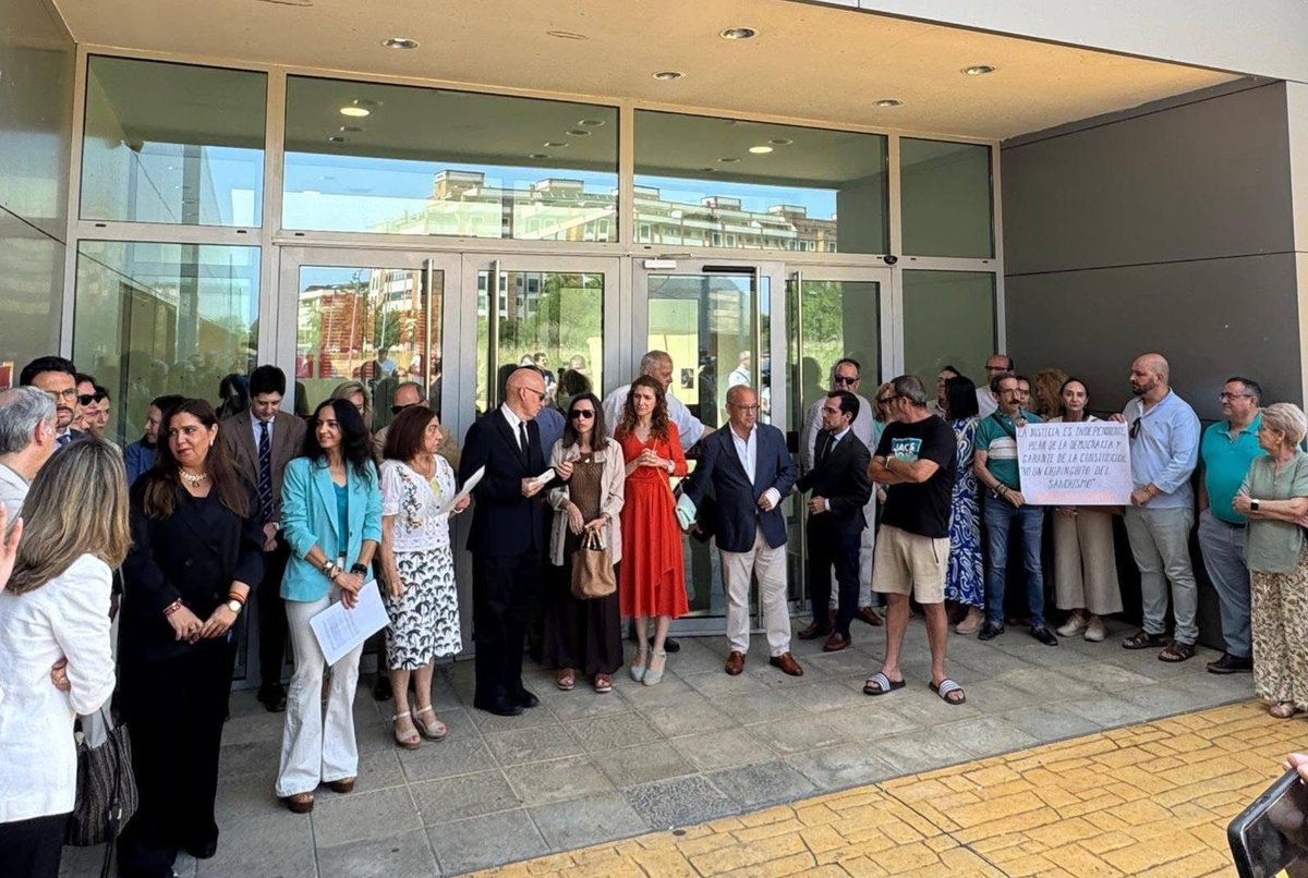 AntonioMaestre's tweet image. La jueza Beatriz Biedma, que lleva la causa contra el hermano de Pedro Sánchez, participando en una concentración junto a VOX Badajoz en la que se pide la dimisión de Pedro Sánchez.