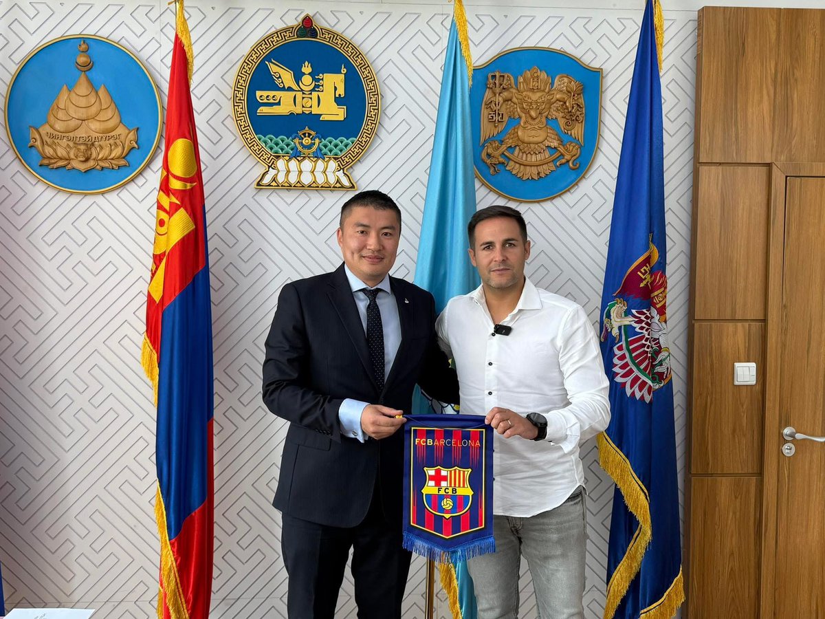 ⚽🇪🇸Испанийн алдарт Барселона клубийн Барса академийн дасгалжуулагчид ЧД ЕБС-ийн хүүхдүүдэд хөлбөмбөгийн тоглолтын аргачлал, сургалт орно. 

Өнөөдөр Барселона хөлбөмбөгийн клубийн Ази номхон далайн орнуудыг хариуцсан захирал Францэс Пуёол Гомэзтой уулзаж хамтран ажиллах