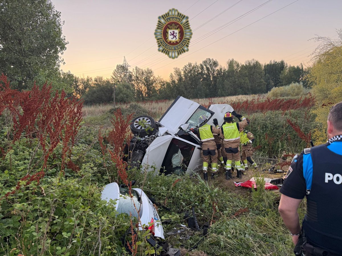 👮🚔👮‍♀️ #Tu092León junto con los servicios de emergencias, intervienen en el rescate de 2 personas atrapadas en el interior del vehículo,tras haber sufrido un accidente en LE-11/cruce LE-30, a las 06:20 h. Ocupantes resultaron heridos leves. 
La Policía Local investiga las causas