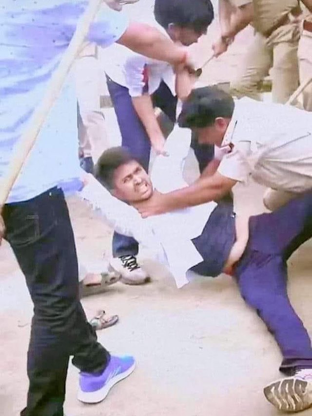 पाप पुण्य के महायुद्ध में,
समरवीर कहलाएंगे!
अन्यायी के हर वार पर,
जन जन की पीड़ मिटाएंगे!
पापी की जब जब हद पार हुई
ना डरे कभी, ना हमारी हार हुई!

#NirmalChoudhary