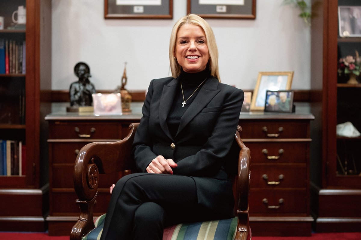 パミネーター登場！米司法長官パム・ボンディ──トランプ全面支持の“タフで妥協を知らない”政治家が法執行機関を大改革。ロビイスト活動から政策転換まで、その影響力とリスクとは？  #MAGA #司法長官 #パムボンディ #トランプ政権 #米国政治 #wedgeonline https://t.co ...