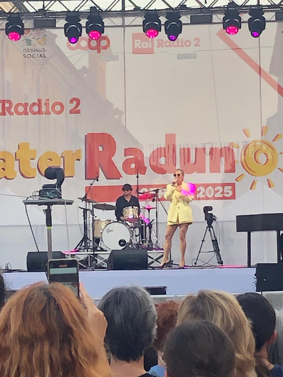 Una delle cose belle di lavorare in #smartworking è che puoi andare ad un concerto di <a href="/malikayane/">Malika Ayane</a>  alle 6 del mattino e alle 7.30 aver già pushato il primo commit del giorno. Grazie <a href="/RaiRadio2/">Rai Radio2</a> #caterpillar <3