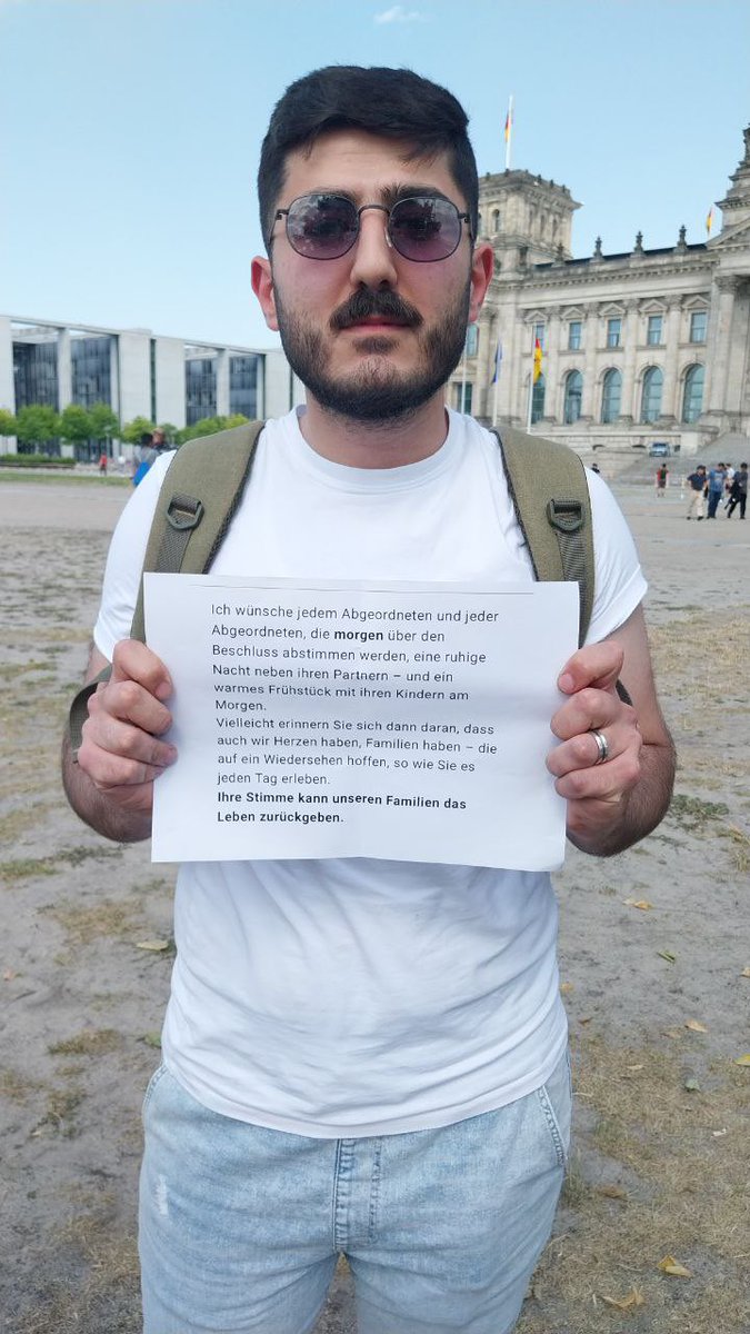 SibelMedi's tweet photo. Ohne die Geschichten zu kennen:
Man lässt seine Frauen und Kinder also in Kriegsgebieten, überquert etliche sichere Staaten, und weint dann dass man sie nicht nach Deutschland holen kann?
Verstehe ich als Mutter nicht. #Familiennachzug https://t.co/pd5wQAO0Nw