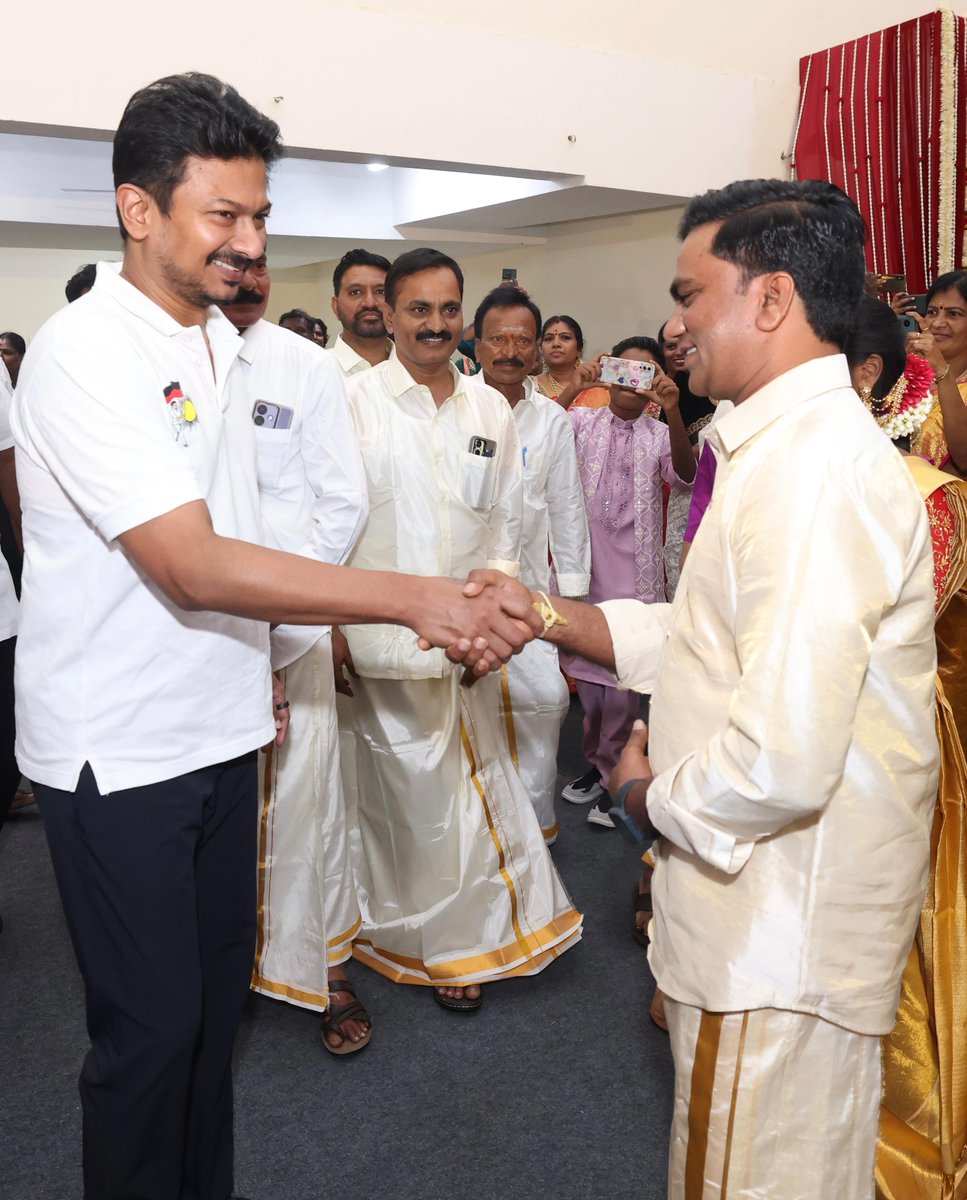 Udhaystalin's tweet photo. எனது புகைப்பட கலைஞர் சகோதரர் குட்டி-சுஜி இணையரின் திருமணத்தை சென்னை, திருவான்மியூரில் இன்று நடத்தி வைத்தோம்.  

மணமக்கள் இருவரும் எல்லா வளமும் பெற்று, கலைஞரும் - தமிழும் போல, நம் கழகத் தலைவரும் - உழைப்பும் போல பல்லாண்டு வாழ்கவென வாழ்த்தி மகிழ்ந்தோம். https://t.co/MTEIIcJWJX