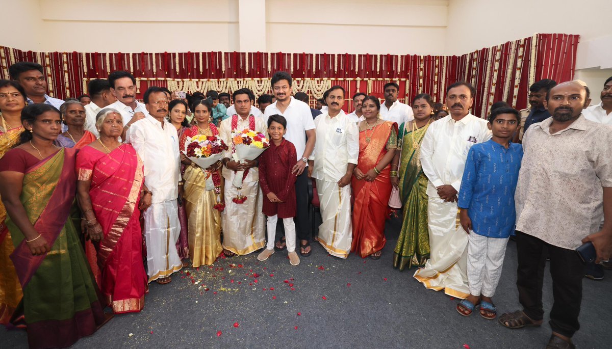 Udhaystalin's tweet photo. எனது புகைப்பட கலைஞர் சகோதரர் குட்டி-சுஜி இணையரின் திருமணத்தை சென்னை, திருவான்மியூரில் இன்று நடத்தி வைத்தோம்.  

மணமக்கள் இருவரும் எல்லா வளமும் பெற்று, கலைஞரும் - தமிழும் போல, நம் கழகத் தலைவரும் - உழைப்பும் போல பல்லாண்டு வாழ்கவென வாழ்த்தி மகிழ்ந்தோம். https://t.co/MTEIIcJWJX