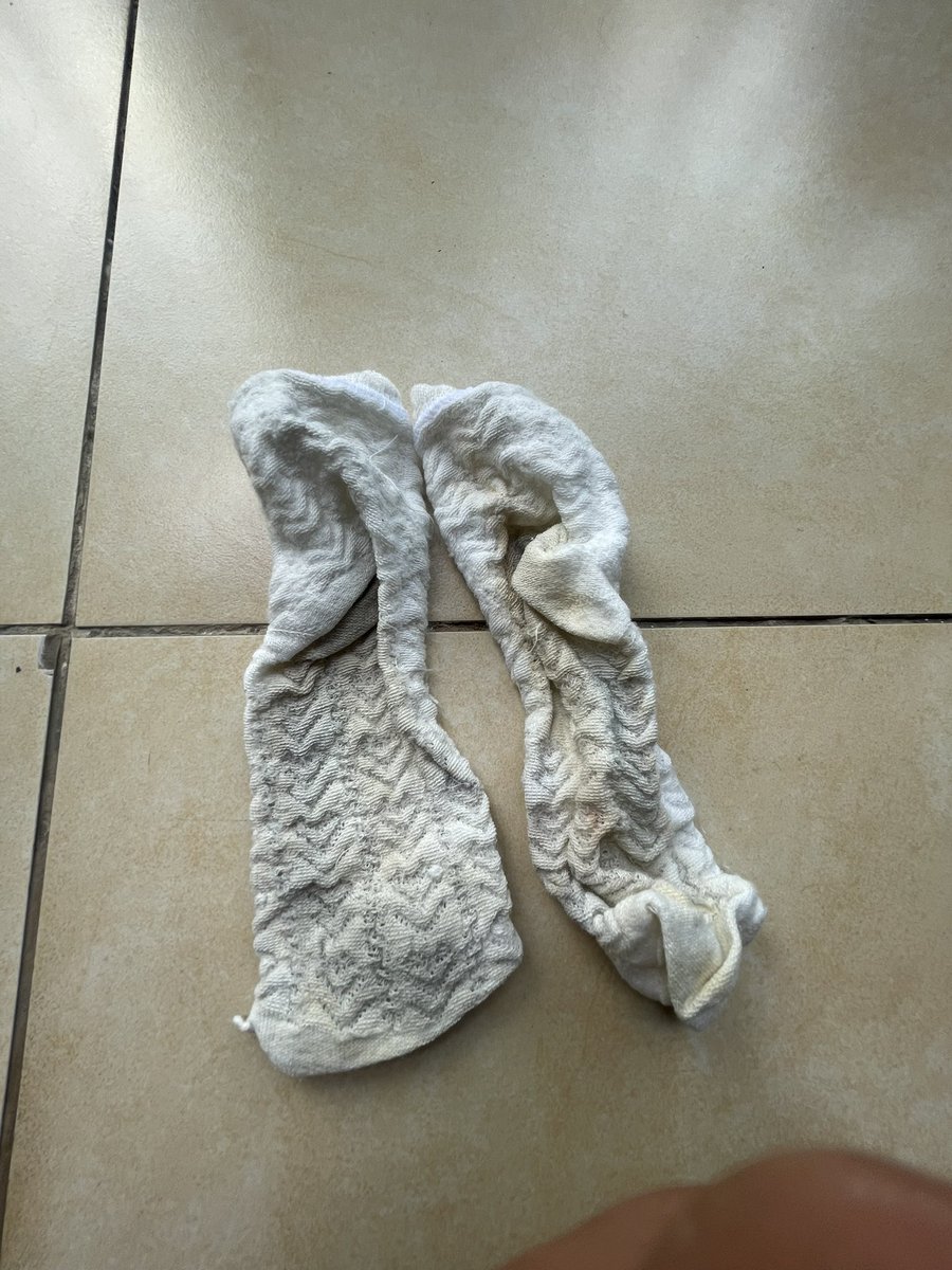 超重口酸臭小白袜贱狗是不是一闻就射了😂 #白袜臭脚 #重口 #sm #贱狗 #原味袜子 #原味内衣