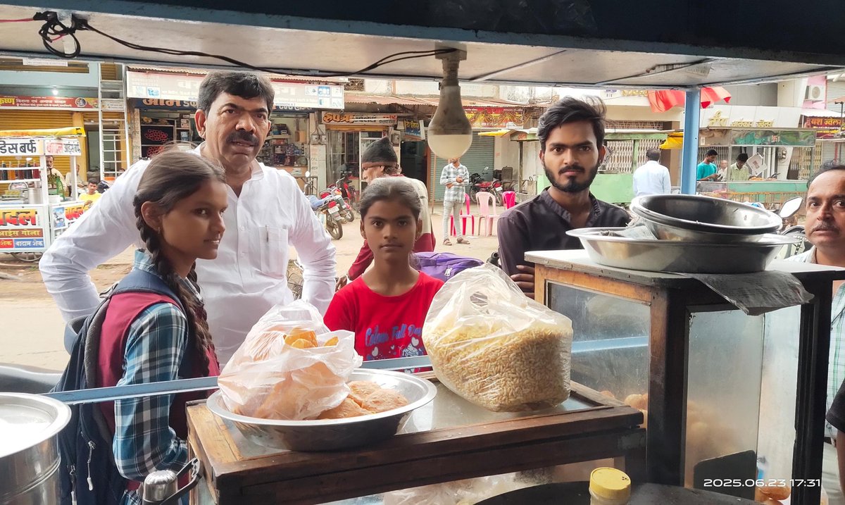 PradeepJGudda's tweet photo. आज पहली बरसात के सुहावने मौसम में नगर में साथियों के साथ चाट और गोलगप्पे का स्वाद लिया । https://t.co/aBNZybwkeV