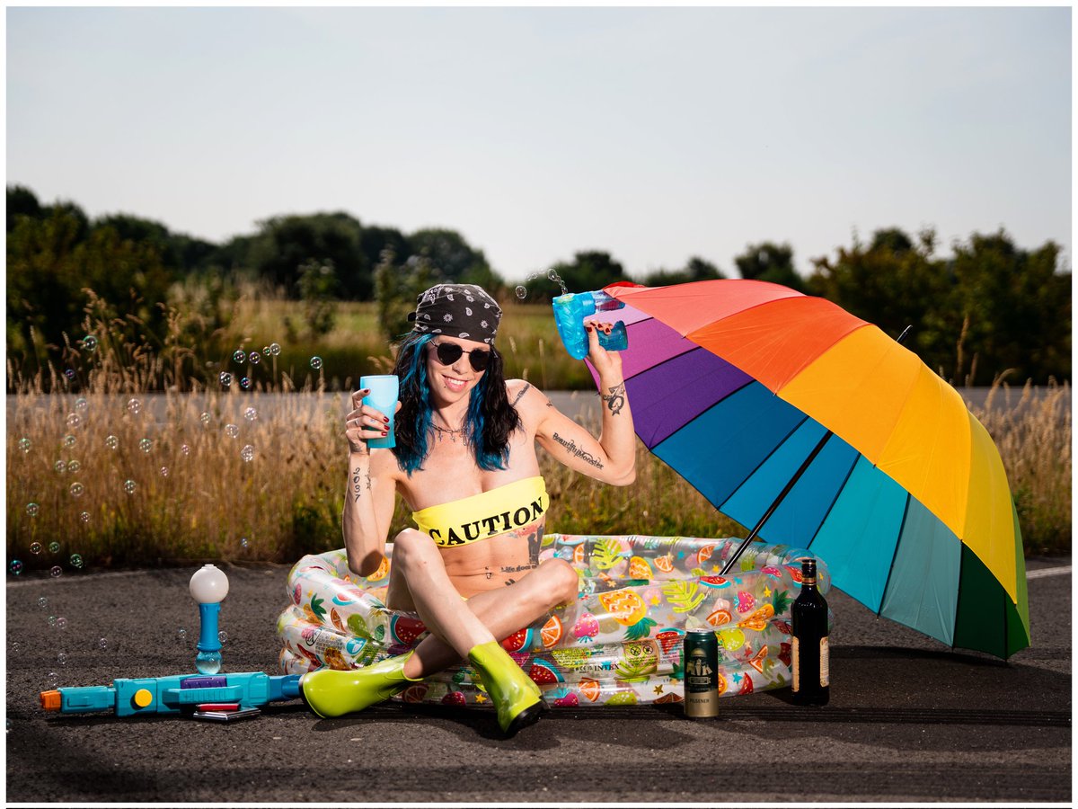 Let's Rock ❤️ eine Auszeit und Party, kann man überall machen 🤟 #model #modeling #fitnessmodel #fitnessmotivation #shiny #shinydiva #bluehair #outdoor #pool #party #festival