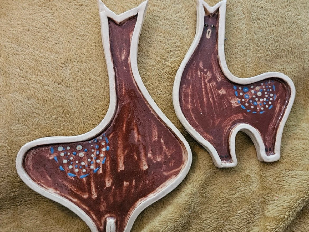 redravenbazaar's tweet image. Artist’s second – with tiny flaws that make them all the more unique. This set of 2 alpaca dishes is full of charm, warmth, and character. Perfect for conscious collectors. Link in bio 👆🏻

vinted.nl/items/65800704…

#foundtreasure #slowdecor #alpacaceramics #vintedvibes