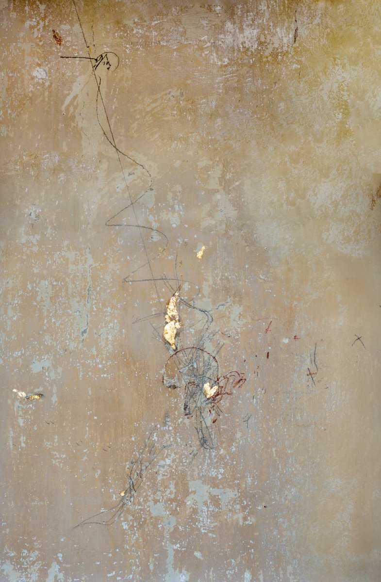 rivolicast's tweet photo. #RebeccaHorn in Castello! #Scopri il disegno tracciato da Horn con grafite e oro nella nicchia destra della sala. Il disegno nasce come notazione quasi segreta, mentre l'artista stava installando Warlock's Memorial. https://t.co/jXBetc8NuB