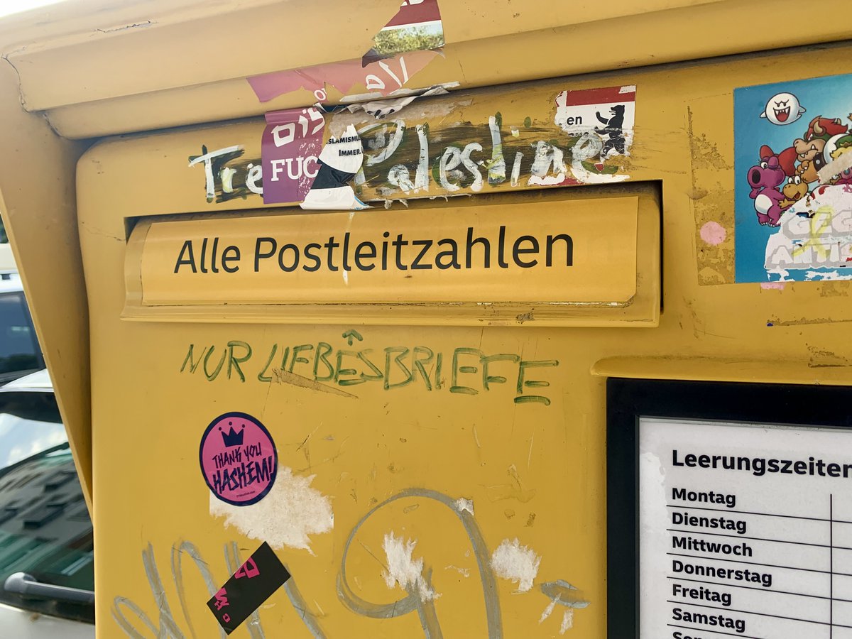 Berlin-Mitte im Sommer 2025: Zwischen den unzähligen „FCK irgendwas“-Stickern, den Aktionstagen gegen Hass &amp; Hetze, den Fackelmärschen gegen rächts, den Demos gegen Israel, Hamas, Iran, Trump, Putin, AfD, Klima, Atom, Hitze oder Gewitter hat mich diese kleine heimliche Aufschrift