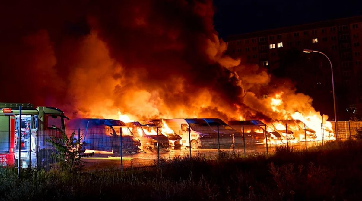 AlertaIrratia's tweet image. 🔥36 furgonetas quemadas en Alemania en una acción antimilitarista contra empleados del ejército, Amazon y Telekom.
📣En el comunicado de la reivindicación señalan la colaboración de estas empresas con la guerra.