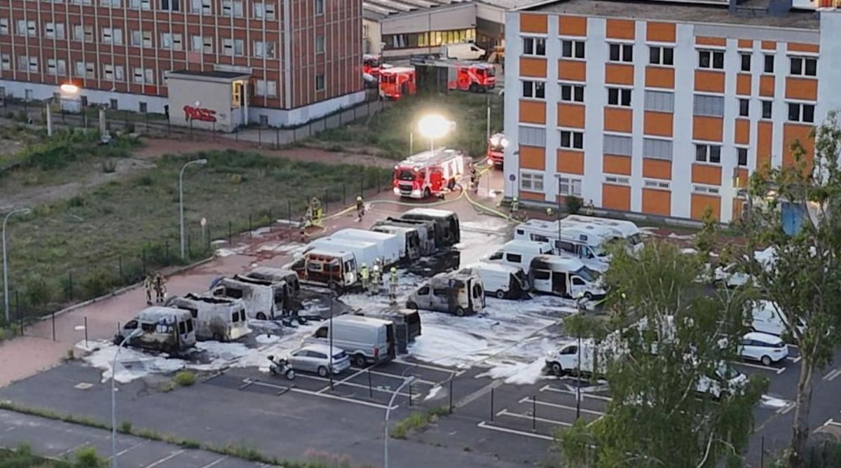 AlertaIrratia's tweet image. 🔥36 furgonetas quemadas en Alemania en una acción antimilitarista contra empleados del ejército, Amazon y Telekom.
📣En el comunicado de la reivindicación señalan la colaboración de estas empresas con la guerra.