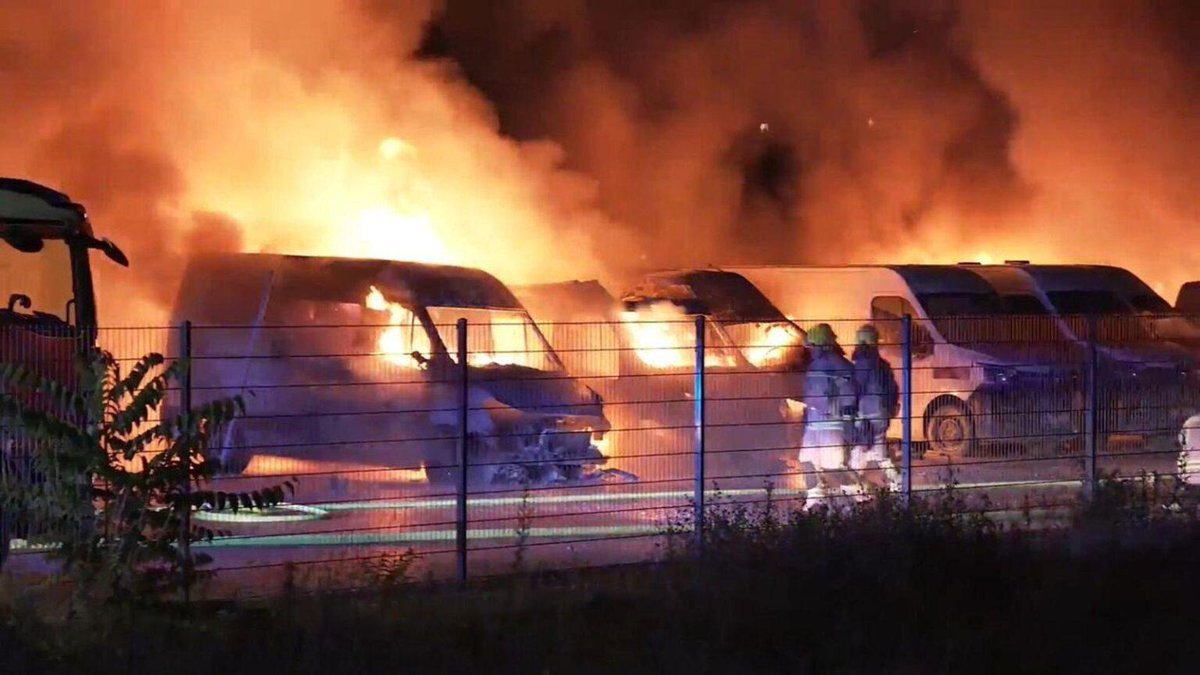AlertaIrratia's tweet image. 🔥36 furgonetas quemadas en Alemania en una acción antimilitarista contra empleados del ejército, Amazon y Telekom.
📣En el comunicado de la reivindicación señalan la colaboración de estas empresas con la guerra.