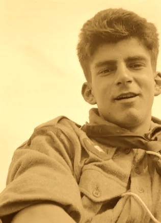 Juin 1940. Il a 17 ans. Trop jeune,paraît-il, pour l'armée et les ordres. Pas pour la France Libre. A Londres, il est volontaire pour être parachuté en France. Après plusieurs missions, il est capturé le 10 juin 1944. Torturé, il ne dit rien. Et est fusillé le 27. Jacques Voyer.